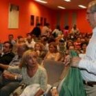 Isabel Carrasco señala a Morano dónde debe sentarse en la reunión con los apoderados