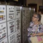 La gente puede ver la exposición de sellos y el museo. CAMPOS