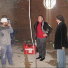 Nicanor Sen y Javier Arias viendo las obras de la plaza de abastos de Cistierna.