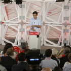 Los tres candidatos a la Secretaría General del PSOE, Pedro Sánchez, Eduardo Madina y Antonio Pérez Tapias (d-i), al inicio de su primer y único debate en la campaña para captar el voto de los militantes socialistas.