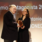 Antonio Gamoneda recoge el Premio Protagonista de manos de Adriana Ulibarri.
