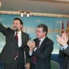 Esperanza Aguirre, Francisco Granados y Ruiz-Gallardón aplauden a Rajoy en la cena de Navidad del PP