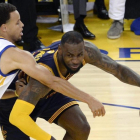 Lebron James y Stephen Curry pugnan en uno de sus múltiples pulsos en la NBA