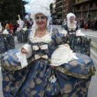 La imagen muestra a una dama de época que participó en la comparsa del año pasado en Ponferrada