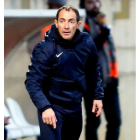 Pedro Munitis, en el área técnica del Reino de León, durante el derbi de ayer entre la Cultural y la Ponferradina. MARCIANO PÉREZ