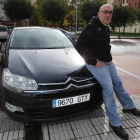 El ponferradino Alfonso Pérez Crespo, ayer junto a su coche, confundido como taxi madrileño