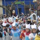 Los 400 escolares del colegio Navaliegos cantan y bailan al son de la canción «Un millón de amigos»