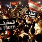 Estudiantes libaneses sostienen carteles pidiendo el esclarecimiento de la muerte de Tueni