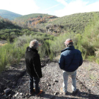 Moreno y  Silván ante el pueblo en la escombrera. L. DE LA MATA