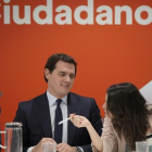Albert Rivera, entre José Manuel Villegas e Inés Arrimadas, en la reunión de la ejecutiva, este lunes
