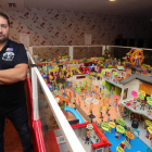 Roberto Oviedo posa junto al belén de Playmovil que reúne más de mil ‘clicks’ y por encima de las 2.000 piezas