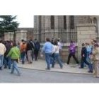 Un grupo de turistas camina ante una de las fachadas laterales del palacio de Gaudí