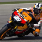 Dani Pedrosa toma una curva durante una sesión de entrenamiento en el circuito de Sepang.