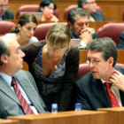 Ramos, Larrauri y Alonso debaten en un momento del pleno de las Cortes.