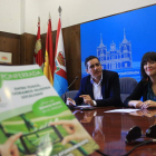 El edil Roberto Mendo con una técnica municipal.