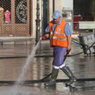 Un operario de baldeo manual, a punto de culminar en la Catedral una jornada que, en fines de semana