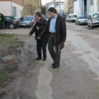 Bardal y Jarrín denuncian el estado de las aceras de la vía.