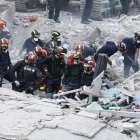 Los equipos de rescate trabajando en los escombros del edificio de Los Cristianos (Tenerife), este viernes.