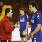 El técnico Dani Gordo da instrucciones al central Joao en un entrenamiento.