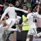 Van der Vaart celebra el gol que dio el liderato al Madrid tras vencer al Sevilla.