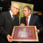 Aureliano Fernández (izquierda) recoge el premio de manos del representante de los autómomos.