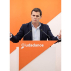 El portavoz de la Ejecutiva Federal del PSOE, Óscar Puente, y el presidente de Ciudadanos, Albert Rivera. SANTI DONAIRE / EFE