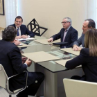 Mariano Rajoy y la ministra de Empleo, Fátima Báñez, con los dirigentes sindicales y empresariales en la reunión del diálogo social del 18 de marzo del 2014.