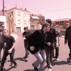 El grupo grabó su videoclip ‘Rock & Lola’ en diversos escenarios leoneses.