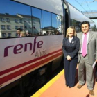 Los socialistas Amparo Valcarce y José Luis Ramón, en el 2008 presentando el tren Alvia.