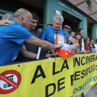 Activistas de Bierzo Aire Limpio, ayer con las alegaciones. BARREDO