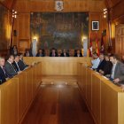 Los diputados guardaron un minuto de silencio en solidaridad con las mujeres que sufren maltrato
