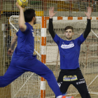 El meta del Abanca Ademar, Nacho Biosca, intenta detener un tiro en un entrenamiento