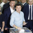 Zelenski, en el momento de votar en Kiev.