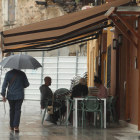 Una persona se protege de la lluvia con un paraguas. DL