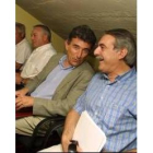 Esteban departe animadamente con Antonio Canedo