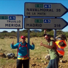 Los exmilitares Fernando Tello y David Rodríguez Thovar caminaron desde Badajoz hasta Madrid para denunciar la jubilación forzosa de los efectivos de tropa y marinería no permanentes a los 45 años.