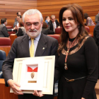 Darío Villanueva recibió la Medalla de Oro de las Cortes de manos de Silvia Clemente. dIEGO DE mIGUEL
