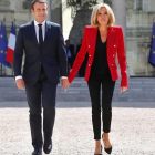 El matrimonio Macron, a su llegada al Palacio del Elíseo para un acto institucional