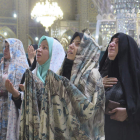 Los fieles imploran por el perdón de sus pecados y la solución de sus problemas y enfermedades en el mausoleo del imán Reza.