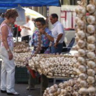Los puestos rebosaban del producto homenajeado en la feria para deleite de los compradores.
