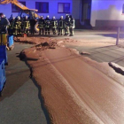 Un río de chocolate en una carretera de Werl, Alemania.