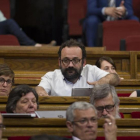 Benet Salellas, junto a otros diputados de la CUP, en del debate de presupuestos del Parlament, el pasado 8 de junio.