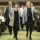 Sáenz de Santamaría llega al Aula Magna acompañada por representantes de la ULE. FERNANDO OTERO