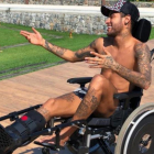 Neymar sentado en silla de ruedas. Twitter Neymar Jr.