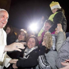 El Papa Francisco saludando a algunos fieles.