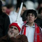 Un aficionado culturalista protesta una decisión del colegiado gallego