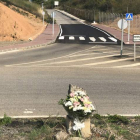Flores colocadas ayer por la tarde, en la nueva carretera que sustituye al túnel. DL