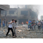 Ciudadanos turcos huyen del lugar de la explosión, este sábado en Reyhanli.