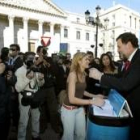 Rajoy, recogiendo firmas para el referéndum sobre el Estatut ayer a las puertas del Congreso