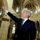 El escritor Ken Follet, durante una visita a la catedral de Santa María de Vitoria.